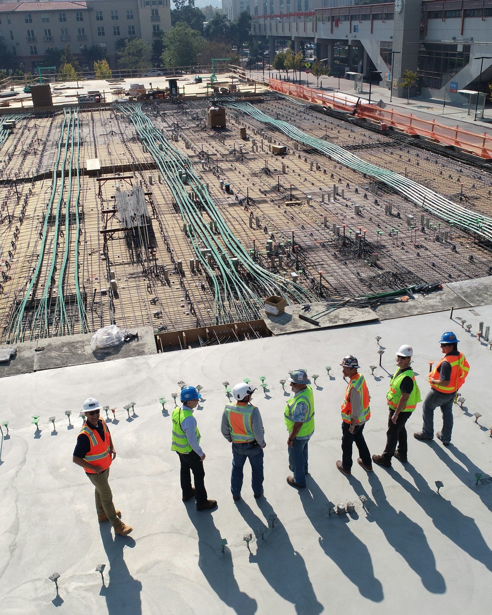 Chantier de construction, ouvriers sur une dalle en cours de coulage