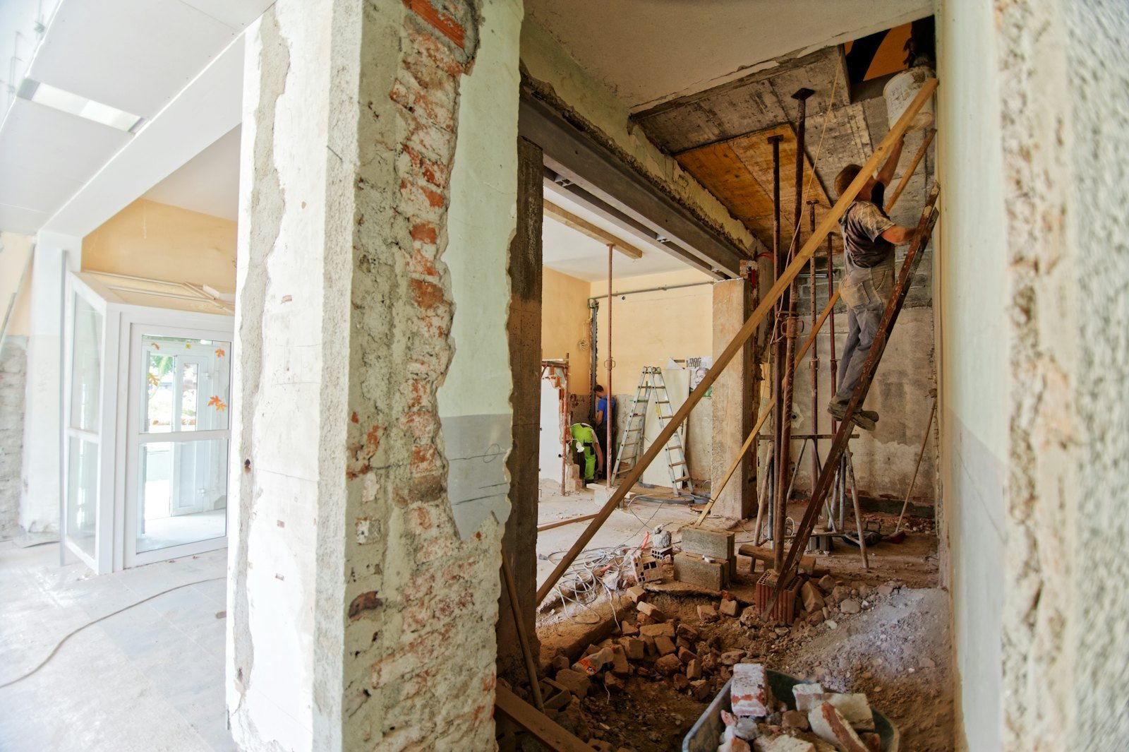 Reprise d’un bâtiment existant, murs ouverts et étais