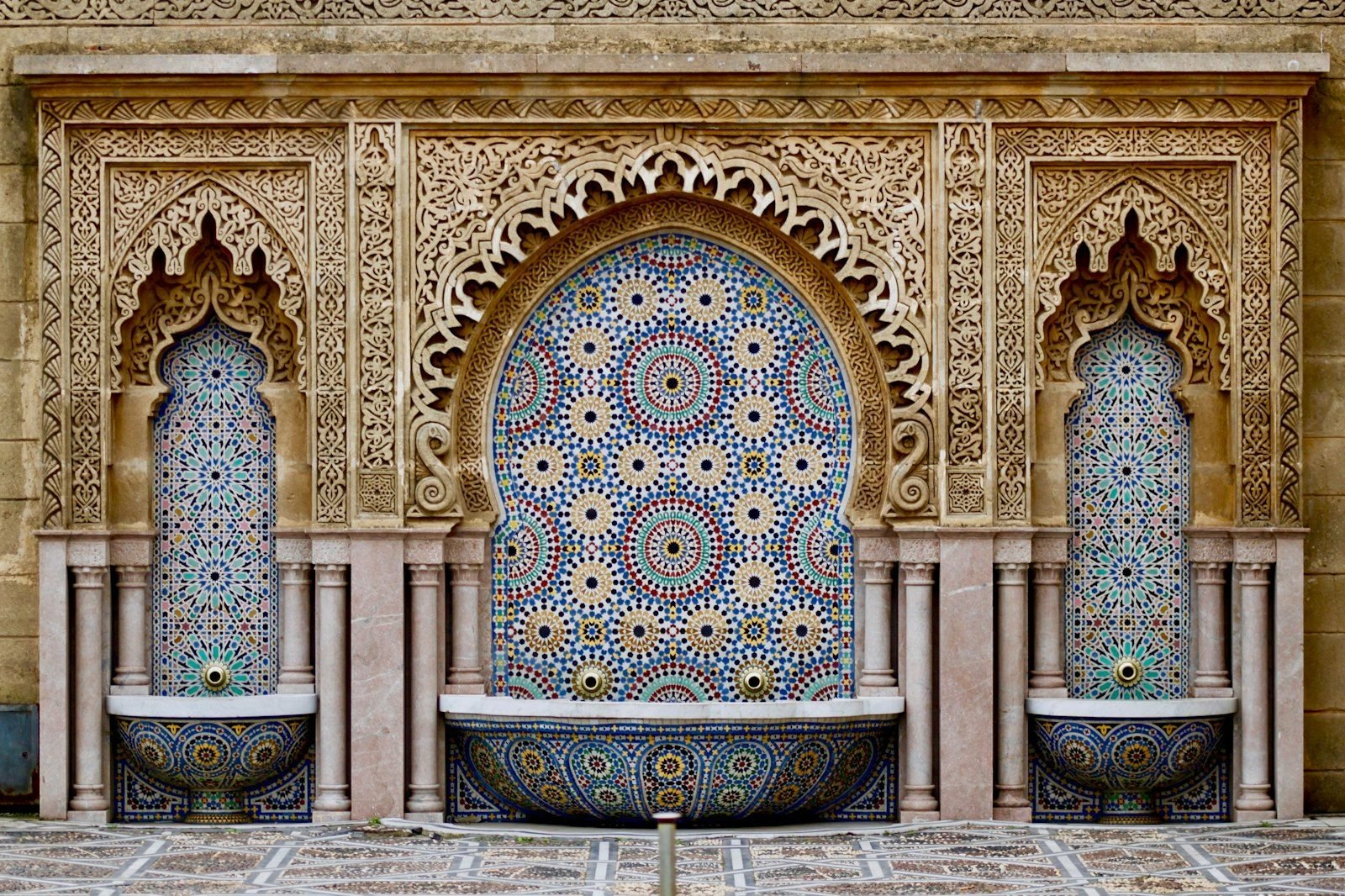 Fontaine en zellige et arcs sculptés, ouvrage de second œuvre